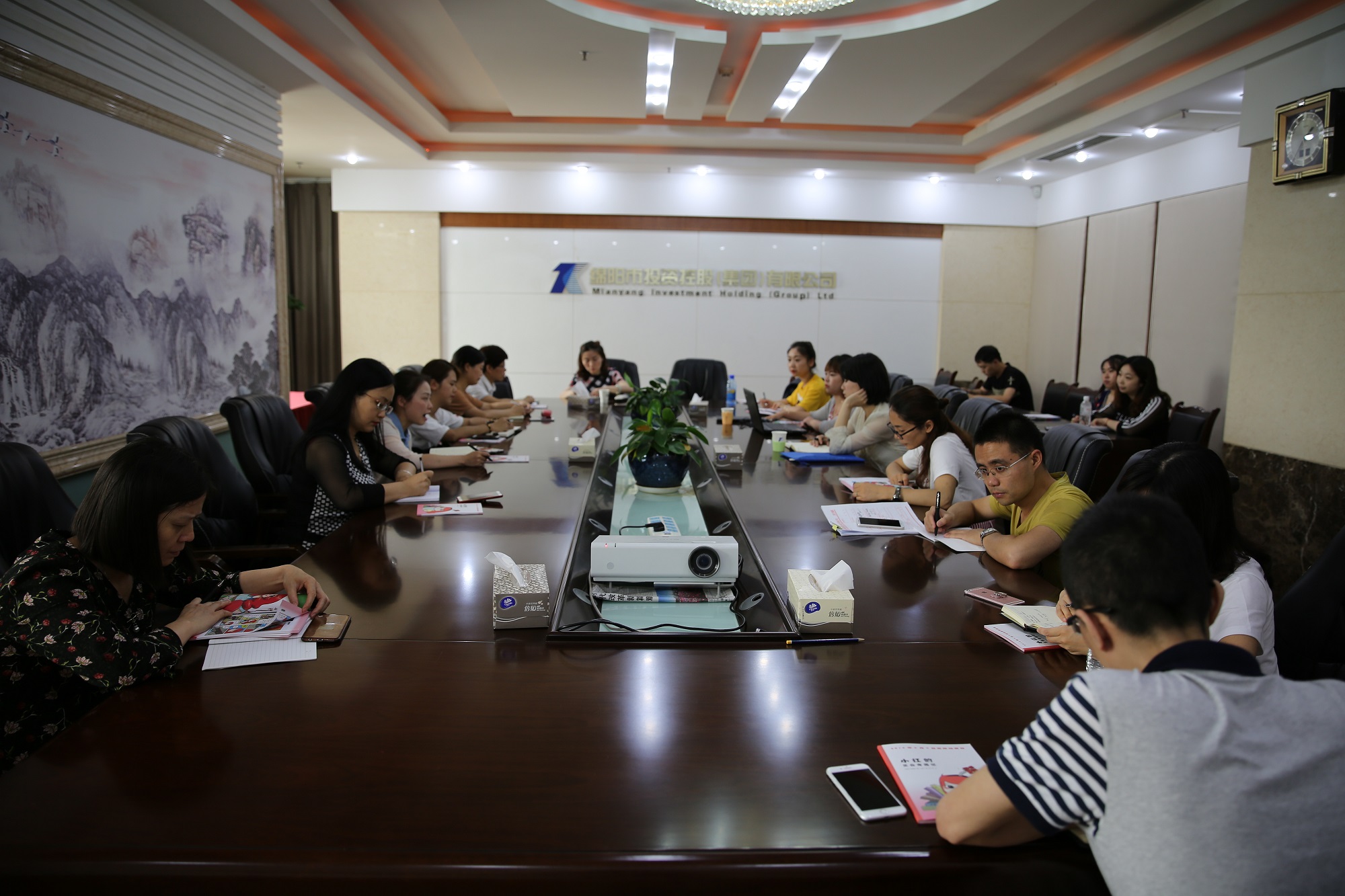 走進檔案 強化培訓(xùn) 提升管理——綿投集團組織召開“國際檔案日”宣貫及業(yè)務(wù)培訓(xùn)會