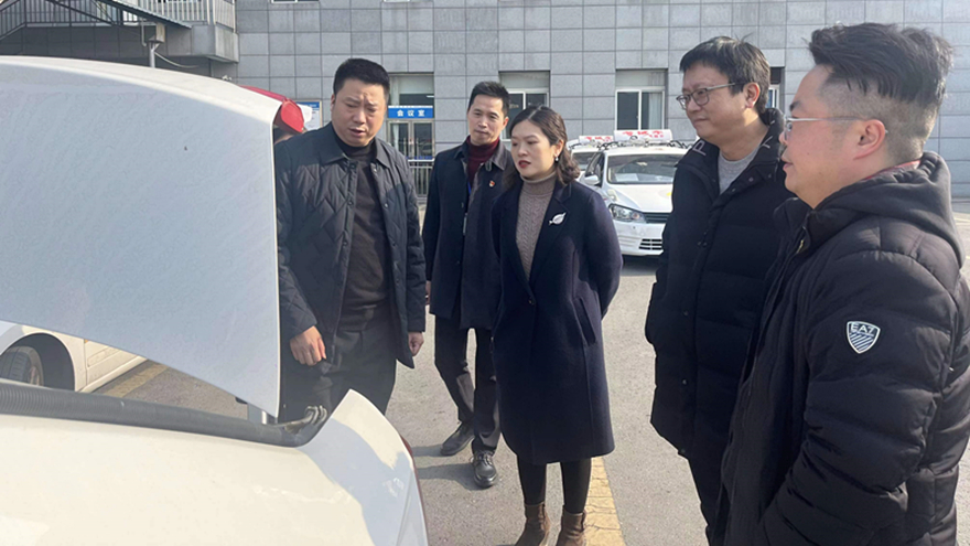 圖三：集團(tuán)黨委委員、副總經(jīng)理賀維維督導(dǎo)綿實(shí)股份安全工作